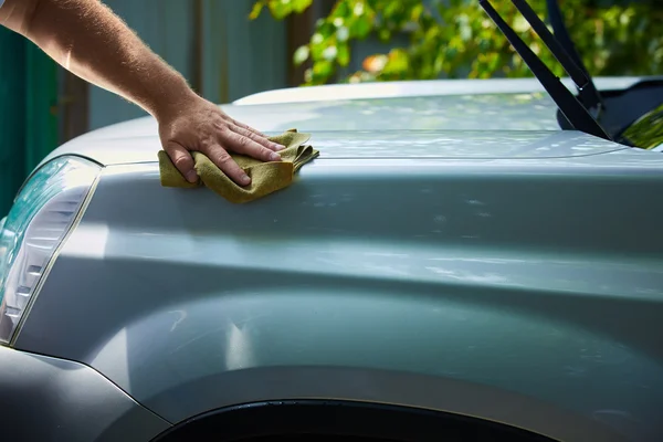 Close-up van de Hand met groene penseel wassen auto — Stockfoto