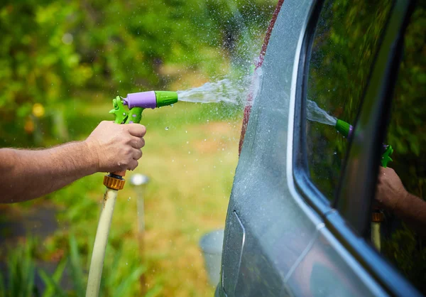 Ludzie, czyszczenie samochodu za pomocą wody pod wysokim ciśnieniem — Zdjęcie stockowe