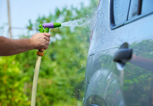 Yüksek basınçlı su kullanarak araba temizlik insanlar — Stok fotoğraf