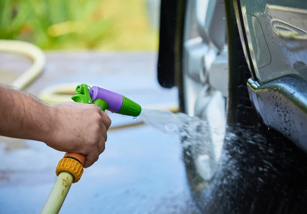 Mensen reinigen van de auto met behulp van hoge druk water — Stockfoto