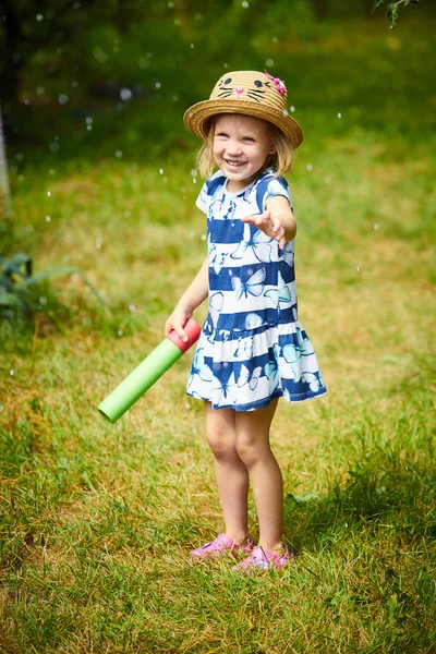Ωραίο κορίτσι παίζει με το όπλο του νερού — Φωτογραφία Αρχείου