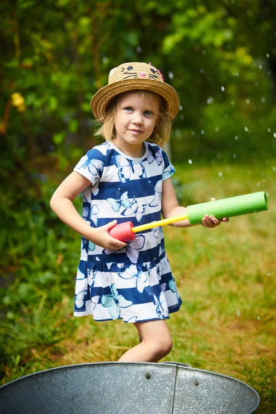 Nettes Mädchen spielt mit Wasserpistole — Stockfoto