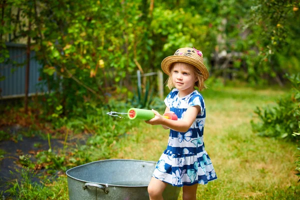 Bella ragazza che gioca con pistola ad acqua — Foto Stock