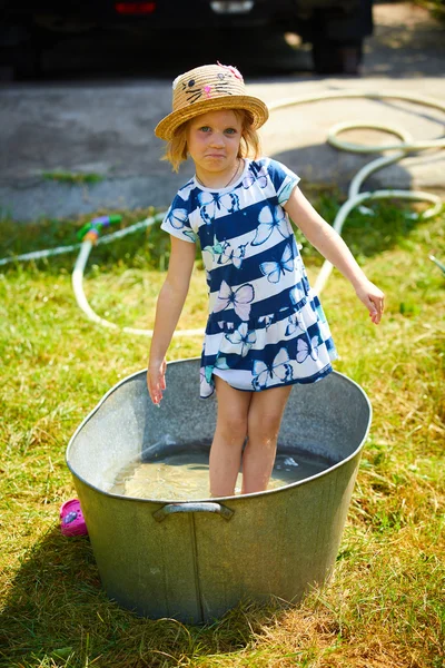 Menina agradável brincando com arma de água — Fotografia de Stock