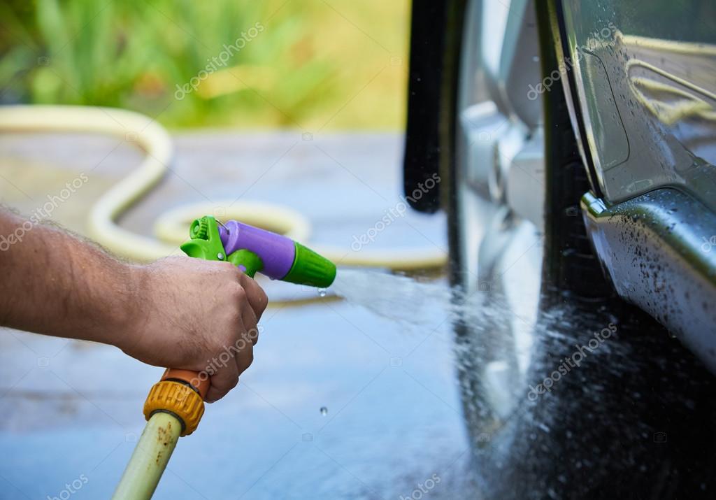 Pessoas limpando carro usando água de alta pressão fotos, imagens de