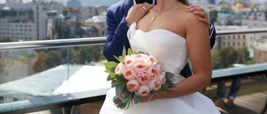 Gelin ve damat el ele tutuşarak yok yüzünü kapatmak