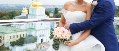 Gelin ve damat el ele tutuşarak yok yüzünü kapatmak