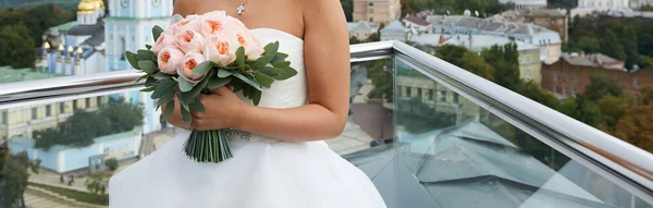花嫁保持大きなウェディング ブーケ — ストック写真