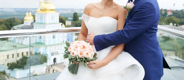 Noiva e noivo de mãos dadas fechar sem rosto — Fotografia de Stock