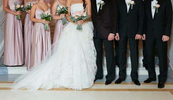 Fila de damas de honor y padrinos en la gran ceremonia de boda — Foto de Stock