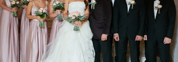 Rij voor bruidsmeisjes en groomsmen op grote huwelijksceremonie — Stockfoto