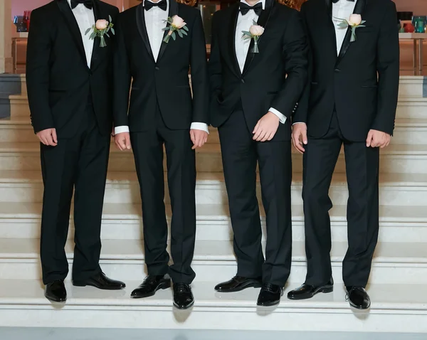 Groom avec le meilleur homme et les garçons d'honneur au mariage — Photo