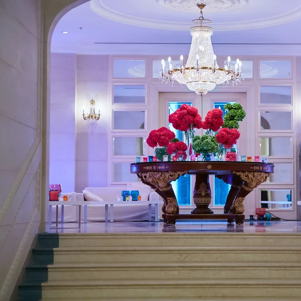 Décoration de fleurs et bougies pour un mariage — Photo