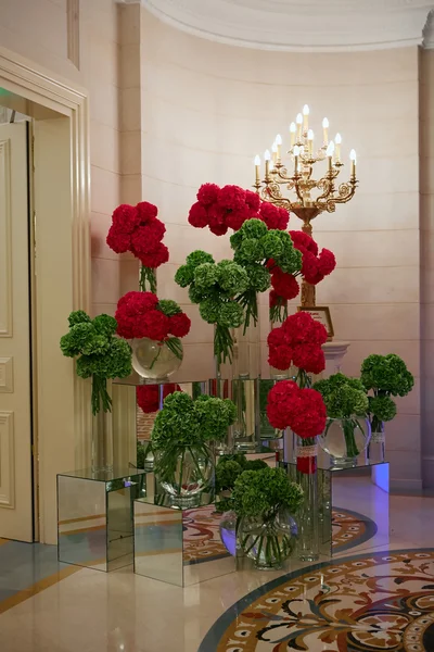 Decoración de flores y velas para una boda — Foto de Stock