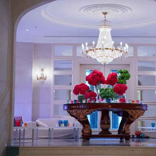 Decoración de flores y velas para una boda — Foto de Stock