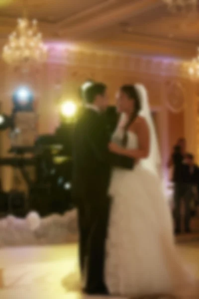 Розмита весільна церемонія нареченого і нареченого в залі — стокове фото