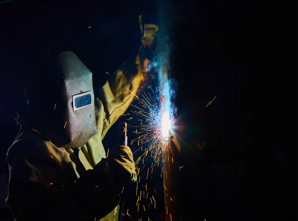 焊工工人焊接金属电极法 — 图库照片