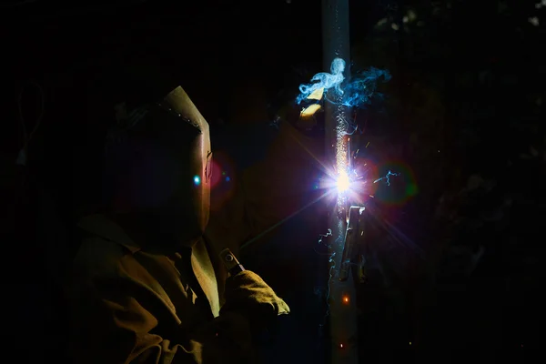 Welder worker welding metal by electrode — Stock Photo, Image