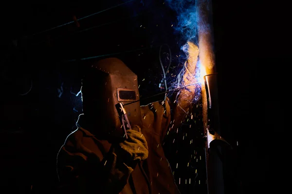 Welder worker welding metal by electrode — Stock Photo, Image