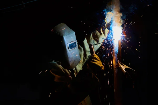 Lasser werknemer lassen van metalen door elektrode — Stockfoto