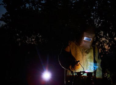 Kaynak metal elektrot tarafından kaynak makinesi işçisi