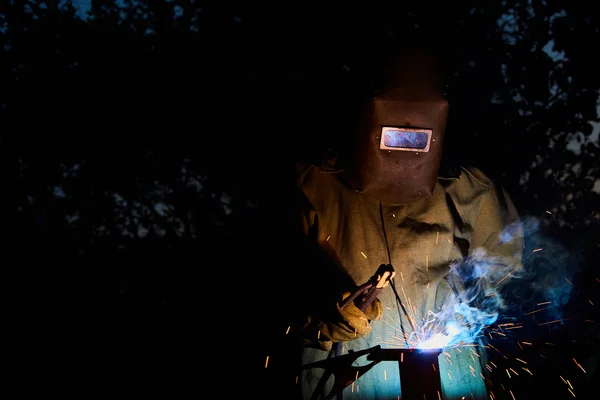 Welder worker welding metal by electrode — Stock Photo, Image