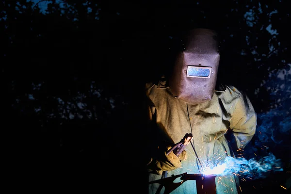 Welder worker welding metal by electrode — Stock Photo, Image