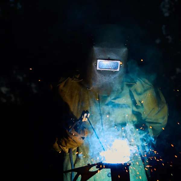 Welder worker welding metal by electrode — Stock Photo, Image