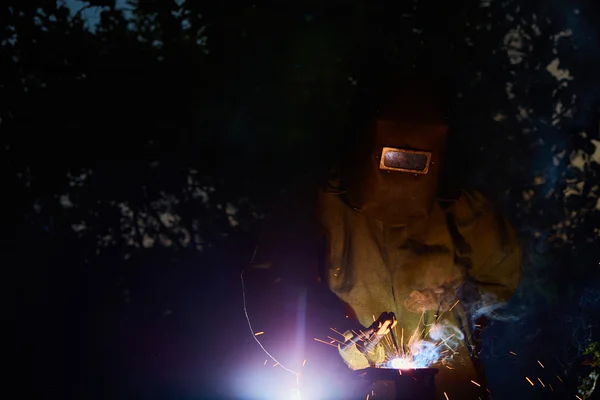 Welder worker welding metal by electrode — Stock Photo, Image