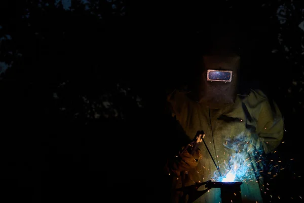 Welder worker welding metal by electrode — Stock Photo, Image