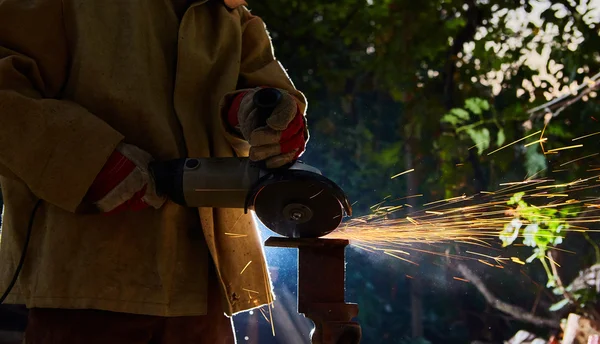 Pekerja memotong logam dengan penggiling. Sparks saat menggiling besi — Stok Foto