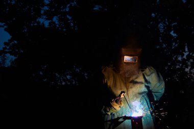 Kaynak metal elektrot tarafından kaynak makinesi işçisi