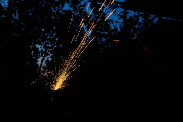 研削盤で金属を切断労働者。鉄を粉砕しながら火花 — ストック写真