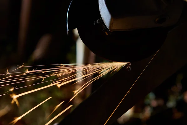 Trabalhador de corte de metal com moedor. Faíscas enquanto moagem de ferro — Fotografia de Stock