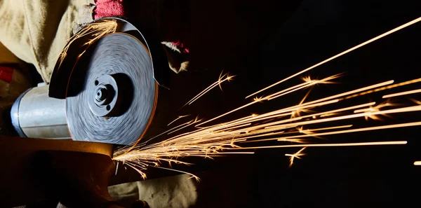 Travailleur de coupe de métal avec broyeur. Étincelles pendant le broyage du fer — Photo