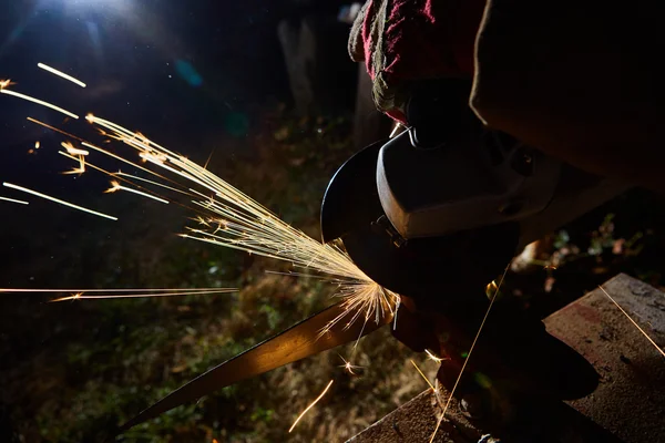 Arbeiter beim Schneiden von Metall mit Schleifer. Funken beim Eisenschleifen — Stockfoto