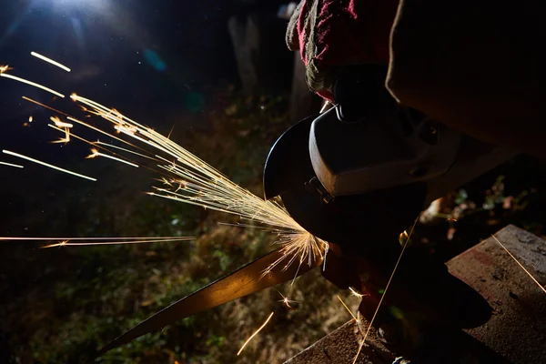 Trabalhador de corte de metal com moedor. Faíscas enquanto moagem de ferro — Fotografia de Stock