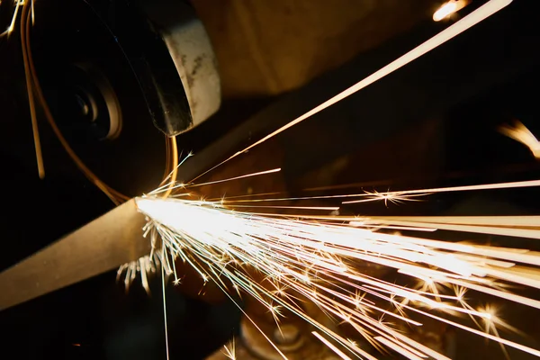 Trabajador de corte de metal con amoladora. Chispas mientras moliendo hierro —  Fotos de Stock