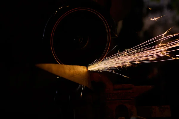 Trabajador de corte de metal con amoladora. Chispas mientras moliendo hierro — Foto de Stock