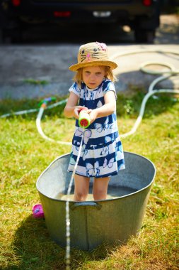 Güzel kız su tabancası ile oynarken