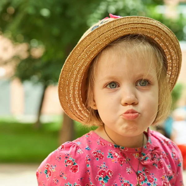 Ritratto di una bambina triste — Foto Stock