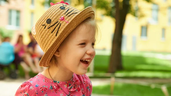 Ragazza prescolare in cappello di paglia — Foto Stock