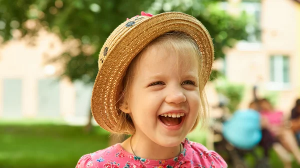 Předškolní dívky v slaměný klobouk — Stock fotografie