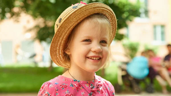 Preschool girl in straw hat — Stock Photo, Image