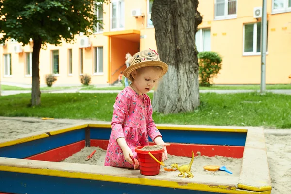 Kind auf Spielplatz im Sommerpark — Stockfoto