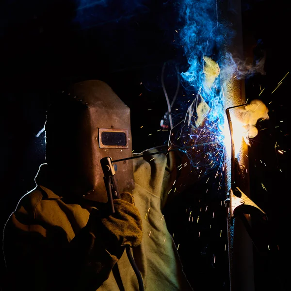 Welder worker welding metal by electrode — Stock Photo, Image