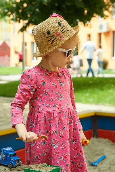 A criança no parque infantil no parque de verão — Fotografia de Stock