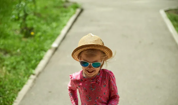 Προσχολικής ηλικίας κορίτσι σε ψάθινο καπέλο — Φωτογραφία Αρχείου