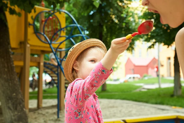 Barn på lekplatsen i sommaren park — Stockfoto