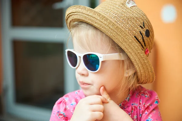 Modeporträt des Mädchens Kind. Sonnenbrille. — Stockfoto